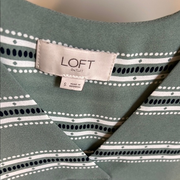 LOFT Green Relaxed Blouse with Fitted Sleeves - Picture 2 of 2